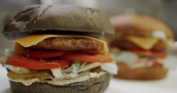 Burgers Bakken Een Close Heerlijke Burger Ready Eat Lekker Fastfood — Stockvideo