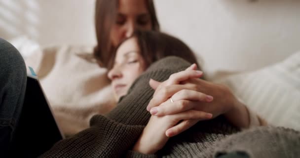 Μερικές Γυναίκες Αγκαλιάζονται Θερμά Και Χαλαρώνουν Στο Σπίτι Στην Κρεβατοκάμαρα — Αρχείο Βίντεο