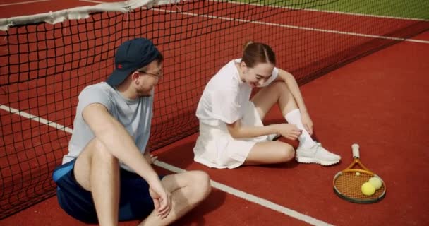 Friends Resting Talking Play Tennis Carpet Court Outdoors Woman Man — Stock Video