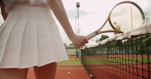Kvinnan Tennisspelare Går Bredvid Nätet Röra Med Racket Helg Och — Stockvideo