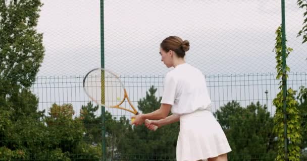 Seorang Wanita Bermain Tenis Secara Profesional Dan Dinamis Dalam Gerakan — Stok Video