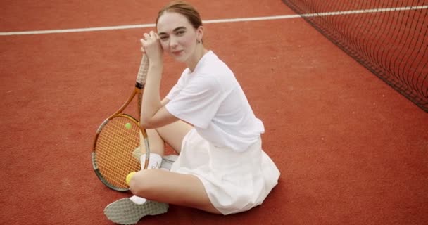 Bir Kadın Dışarıda Halı Kortunda Tenis Oynadıktan Sonra Dinleniyor Hafta — Stok video