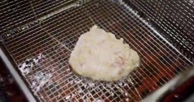 Pirzolayı yağla hazırlıyorum. Çıtır et pirzolası. Lezzetli hamburgerler hazırlıyorum. Köfteli taze burger. Yemek pişirmek. Profesyonel Lokanta Mutfağında Yemek Pişirme.