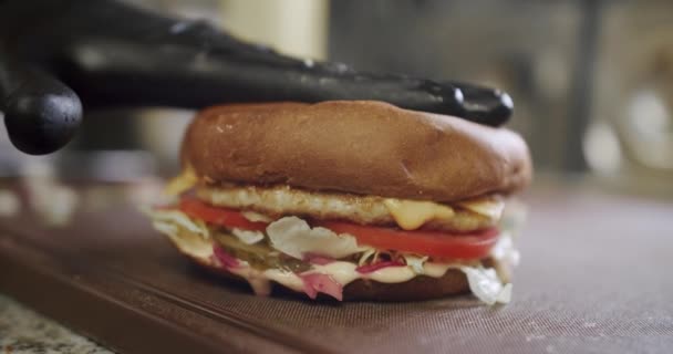 Burgers Bakken Een Close Heerlijke Burger Ready Eat Lekker Fastfood — Stockvideo