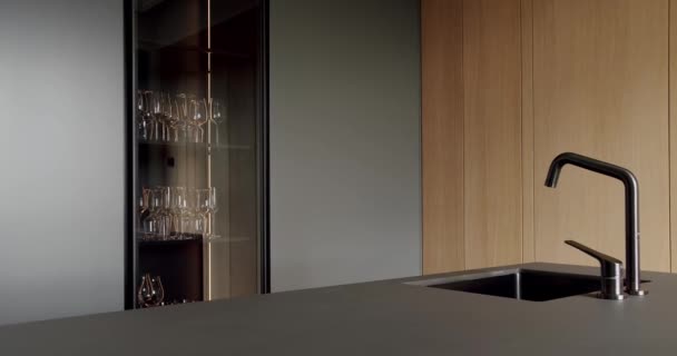 轻木墙和地板 简约公寓厨房房间里的现代厨房和酒吧褐色椅子 现代厨房 有简约的餐桌 有现代水槽的家庭厨房 — 图库视频影像