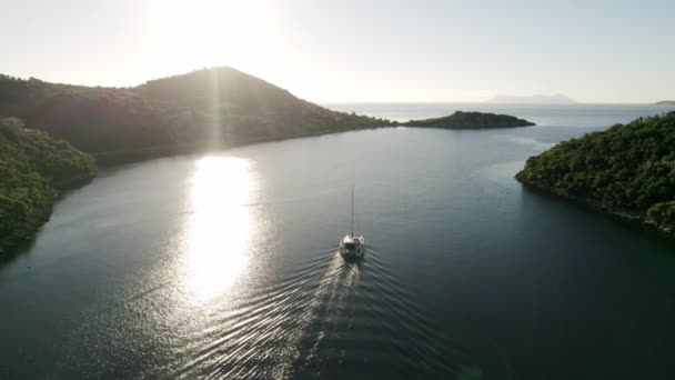 Segling Lyxsegelbåt Segelbåt Lyxkryssningsresa Ovanifrån Vit Båt Djupt Blått Vatten — Stockvideo