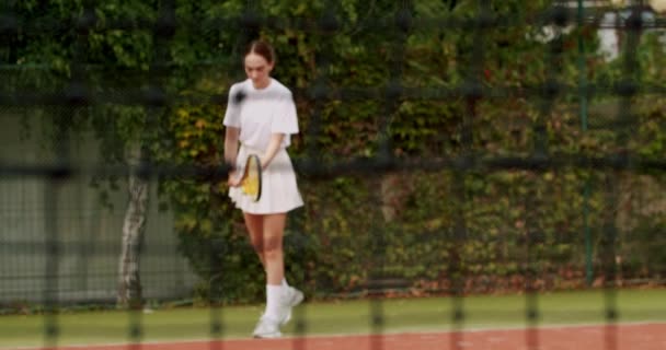 女网球选手在比赛中发球 周末和周日的娱乐活动 和朋友一起积极参加体育活动 网球选手在行动 网球比赛 积极休闲游戏 — 图库视频影像