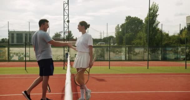 Vrienden Zijn Blij Een Mooie Leuke Wedstrijd Tennisser Actie Tenniswedstrijd — Stockvideo