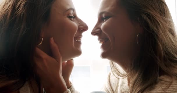 Kadınlar Birbirlerine Nazikçe Romantik Bir Şekilde Yaklaşırlar Tatlı Öpücük Yüze — Stok video