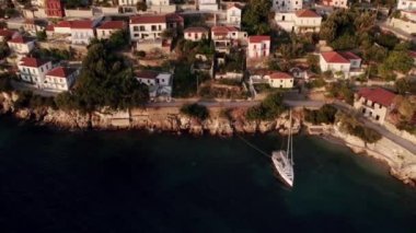 Yunanistan 'ın sahil kenti. Gün batımında deniz kenti havadan görünüyor..