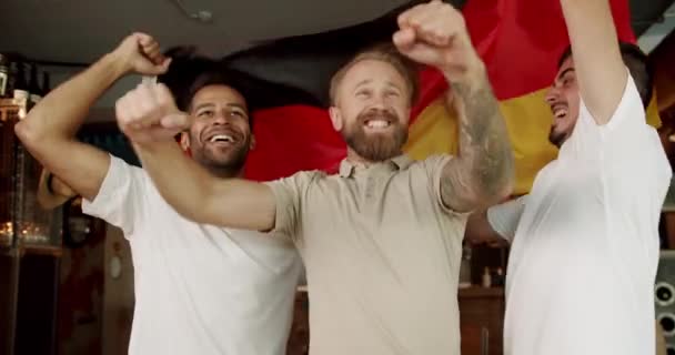 Fans Kijken Voetbal Een Bar Met Vrienden World Cup Voetbal — Stockvideo