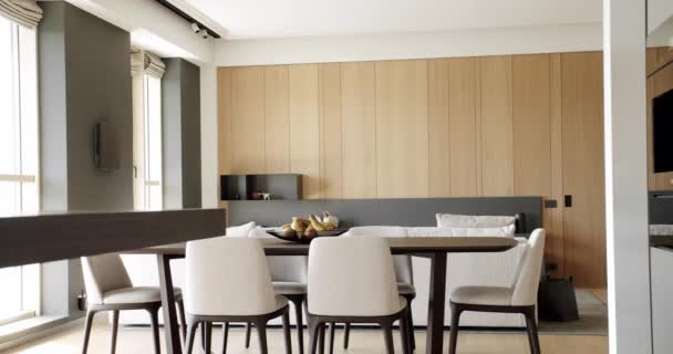 现代厨房 有简约的餐桌 简约的厨房 白色的厨房 有天然林的饭厅 轻木墙壁和地板 厨房的现代厨房和酒吧褐色椅子 — 图库视频影像