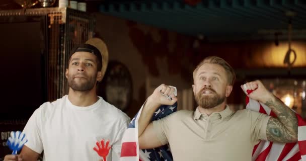 Друзі Барі Веселяться Чоловіки Прапором Країни Сша Ють Пиво Дивляться — стокове відео