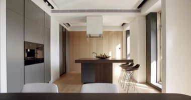 Açık Ahşap Duvar ve Zemin. Minimalist yemek masası olan modern mutfak odası. Modern lavabosu olan yerli mutfak. Mutfağın içi çok şık. Modern Açık Konsept Ev İçi.