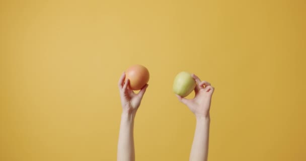 Mão Das Meninas Segurando Uma Fruta Maçã Laranja Verde Fundo — Vídeo de Stock