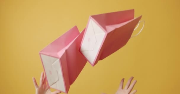 Zakupy Lub Wybór Koncepcji Dłonie Kobiet Pokazują Różowe Papierowe Torby — Wideo stockowe