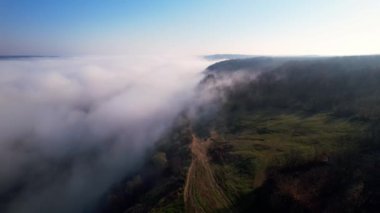 Yere yakın güzel bulutlar, bulutların üstünde gökyüzü ve güneş doğarken gökyüzü, ilham konsepti. 