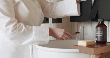 Kadınlar modern musluğu lavaboyla, minimalist banyo aksesuarlarıyla, lüks banyo içiyle, minimalist iç dekorasyonla ve banyo aksesuarlarıyla açarlar. , 