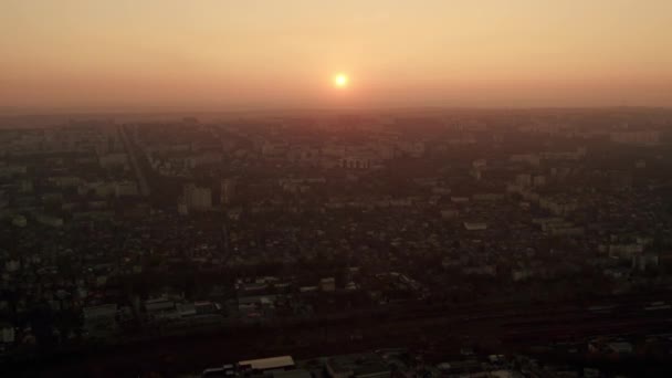 Dron Leci Miasta Zachodzie Słońca Dymie Smogu Zanieczyszczone Miasto Budując — Wideo stockowe