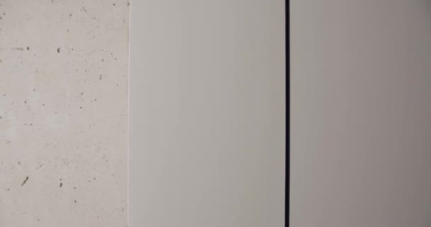 コンクリートのテクスチャは ミニマリストのインテリア グレーのトンの壁で撮影した テクスチャ背景 — ストック動画