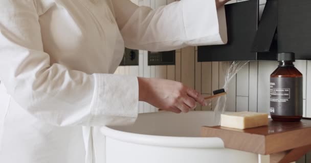 Vrouwenhanden Open Een Moderne Kraan Met Wastafel Minimalistisch Interieur Met — Stockvideo