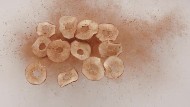 Хрусткі Чіпси Apple Стрибають Падають Ізольований Білий Фон Сушені Фрукти — стокове відео