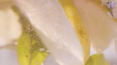 Makro yakın plan, limon dilimli soğuk köpüklü içecek şeffaf su içine sarı limon ticari meyve suyu için taze Citrus taze meyve. Limonlu Dilimlenmiş Yaz İçeceği. Soda Kokteyli.