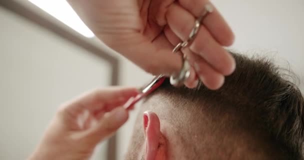 Stilvoller Mann Sitzt Friseursalon Friseur Friseur Männlich Schneidet Die Haare — Stockvideo