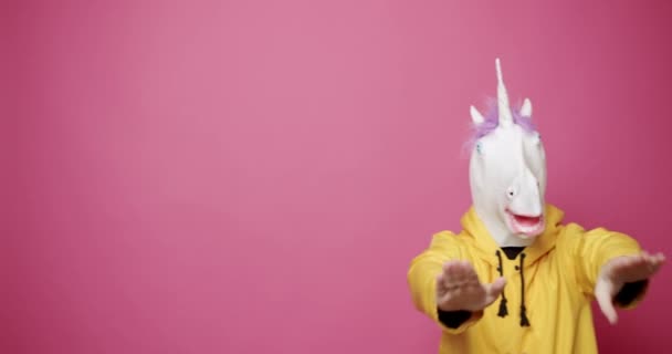 Uomo Con Una Maschera Unicorno Che Gesti Divertenti Maschera Unicorno — Video Stock