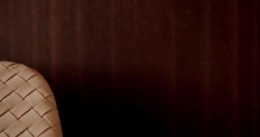 Kumaş Deri desenli yatak ayrıntıları. Minimalist yatak odası. Modern Otel Yatak Odası İçi ve Yatağı. İçi ahşap kaplamalı. Gayrimenkul. Mobilyalı lüks yatak odası. 