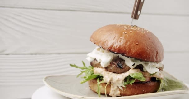 Dingin Segar Burger Dimasak Segar Berputar Meja Putar Latar Belakang — Stok Video