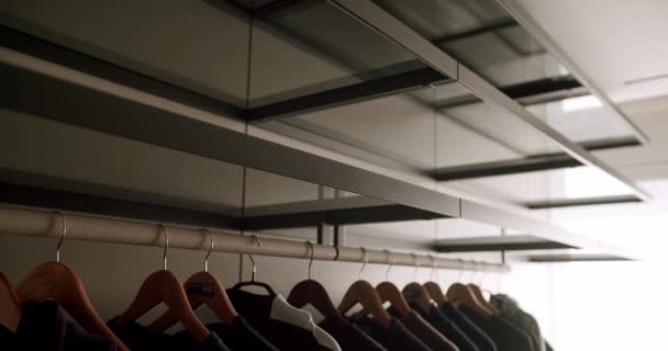 衣柜里的衣服一排男人穿夹克挂在衣架上 收集挂在商店衣架上的新漂亮衣服 家居服与服装 — 图库视频影像