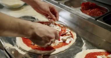 Şef restoranın mutfağında pizza margherita hazırlıyor. İtalyan pizzası Margherita. Büyük hamurlu Napoli Margherita pizzası. Lezzetli Napoli pizzasının yakın çekimi Margherita..