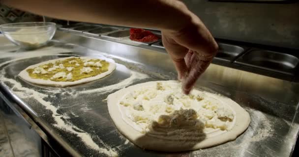 Шеф Повар Готовит Пиццу Кухне Ресторана Итальянская Неаполитанская Пицца Большими — стоковое видео
