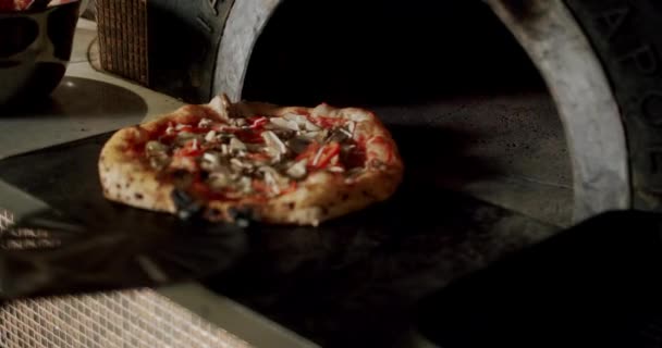 シェフはレストランキッチンでピザを準備します 大きな生地でイタリアのナポリのピザ 台所で働いてる ピザは木のオーブンに置かれます 現代のオーブン ピザ食品 — ストック動画