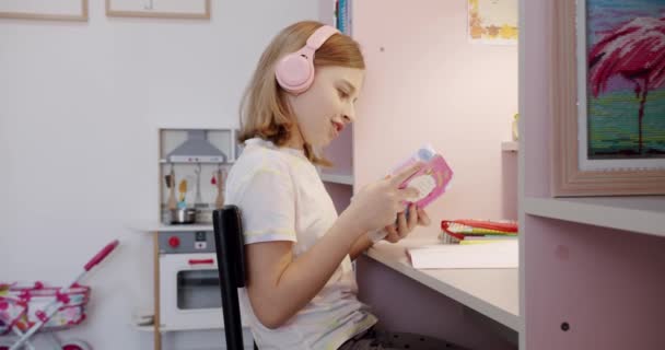 Adolescente Casa Disegnare Tavolo Stanza Dei Bambini Colori Rosa Prendi — Video Stock