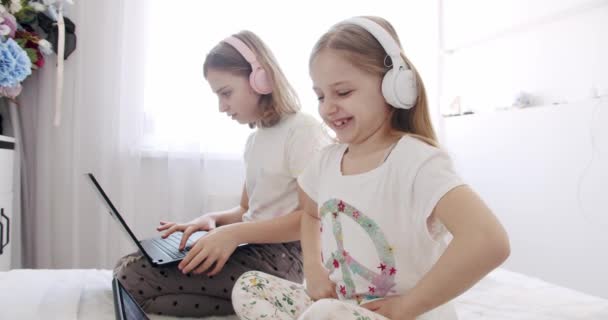 Nette Kinder Nutzen Laptops Für Bildung Online Lernen Häusliches Lernen — Stockvideo