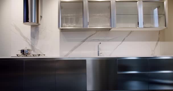 Moderne Keuken Met Minimalistische Eettafel Modern Grijs Wit Keukenmeubilair Elegant — Stockvideo