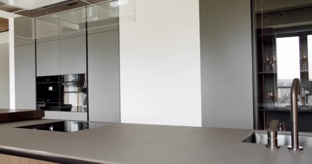 Açık Ahşap Duvar Zemin Modern Mutfak Bar Kahverengi Sandalyeler Minimalist — Stok video