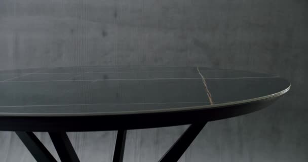 편안하고 현대의 인테리어 미니멀리즘 대리석둥근 테이블 미니멀리즘검은 원탁은 배경에 현대의 — 비디오