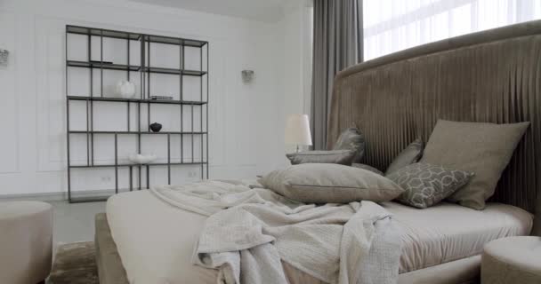 Minimalistisches Braunes Und Graues Schlafzimmer Modernes Hotelschlafzimmer Interieur Und Bett — Stockvideo