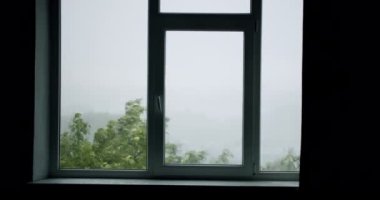 Şehir Konutları Caddesinde Şiddetli Sağanak Yağmurlu Bardaktan boşanırcasına Sağanak, Sağanak Sağanak Yağmurlu Pencere, Su Baskını, Yağmur, Yağmur, Doğal Felaket Şiddetli Yağmurlu Gün.