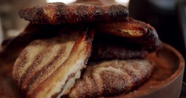 Lokantadaki tatlı tatlılar. Açık büfede taze hamur işleri ve kekler. Tatlıların çeşitli sergilenmesi, pastaların sergilenmesi. Buzdolabında çeşitli tatlılar var..