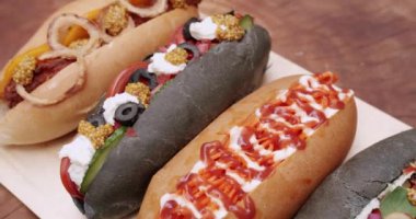 Ev yapımı sosisli sandviç, hardal ve ketçap, salata ve havuç, domates, zeytin, soğan, salatalık. Ve bir sürü malzeme. Restoranda sağlıklı beslenme. fast food