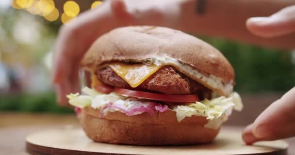 Fincsi Gyorskaja Koncepció Fincsi Gyorskaja Koncepció Burger Húspogácsával Paradicsommal Uborkával — Stock videók