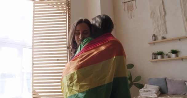 Birbirinizi Gökkuşağı Bayrağıyla Kucaklayın Tutun Aşk Öpücük Lgbt Gurur Ayı — Stok video