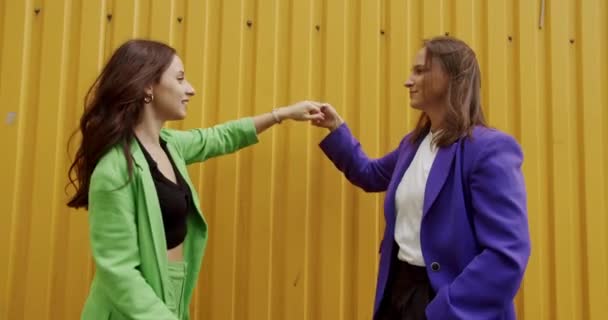 Lgbt Kadın Dansçısı Açık Havada Arka Planda Renkli Elbiseler Içinde — Stok video