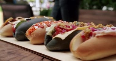 Ev yapımı sosisli sandviç, hardal ve ketçap, salata ve havuç, domates, zeytin, soğan, salatalık. Ve bir sürü malzeme. Büyük şehirde sokak yemeği. İştah açıcı sosisli sandviç..