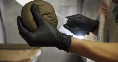 Hamburger ekmeğini kes. Kara Burger çöreği. Lezzetli hamburgerler hazırlıyorum. Köfteli taze burger. Etli büyük iştah açıcı burger. Profesyonel Lokanta Mutfağında Yemek Pişirme.