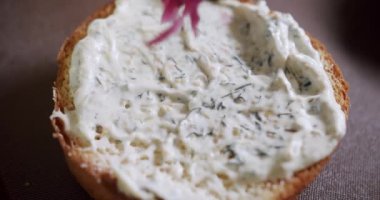 Şef çöreğe sos sürer ve bütün malzemeleri yerleştirir. Hamburgeri hazırlıyorum. Lezzetli hamburgerler hazırlıyorum. Köfteli taze burger. Etli büyük iştah açıcı burger. Yemek Pişirme